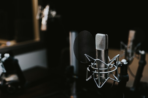 Studio de diffusion de podcast avec microphones haut de gamme prêts pour l'enregistrement